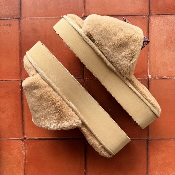 Sz 5/6 Muk Luks Kirstey Comfy Slide Platform Slipper In Irish Cream NWT - Picture 2 of 4